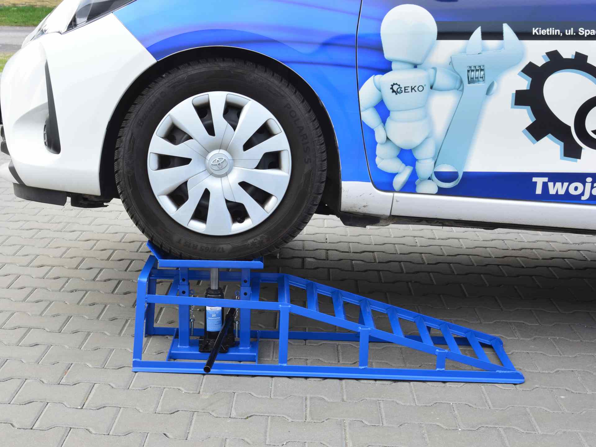 Hydraulické zvedací nájezdy na auto 2t, 2ks Hydraulické zvedací nájezdy na auto 2t, 2ks