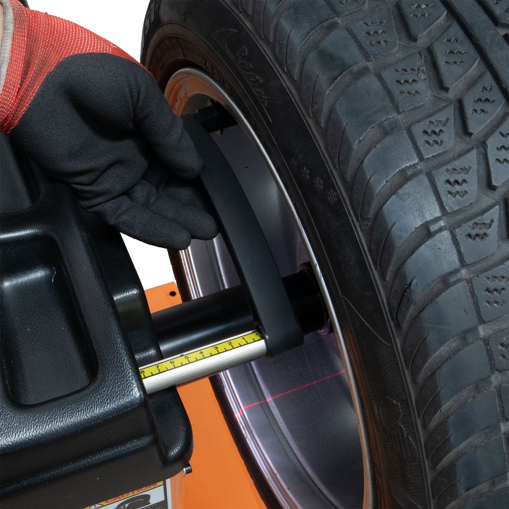 Kerékkiegyensúlyozó, centírozó gép 10"-24", automatikus kerékadat adatbevitel, érintőképernyő Kerékkiegyensúlyozó, centírozó gép 10"-24", automatikus kerékadat adatbevitel, érintőképernyő