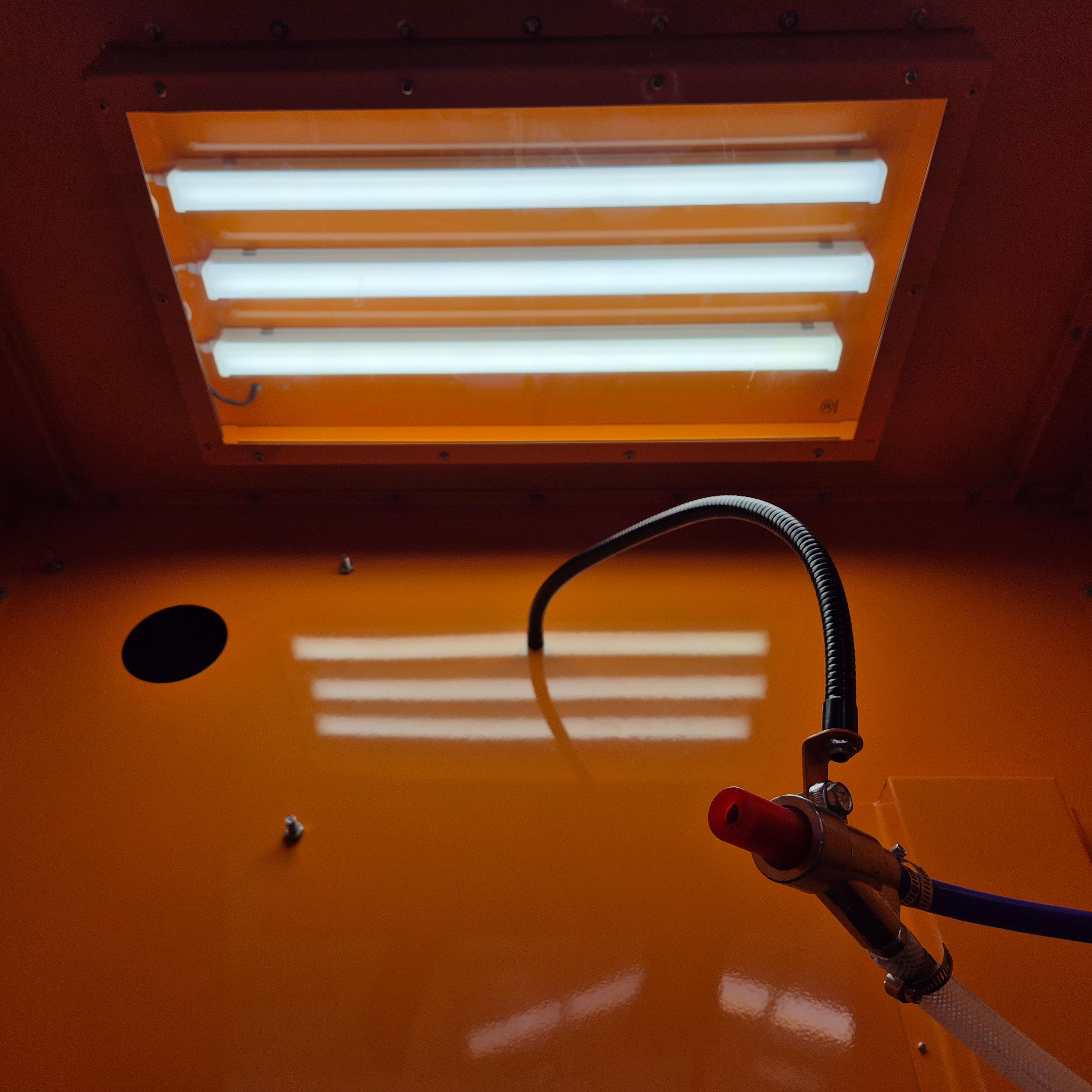 Pískovací box s LED osvětlením a integrovaným odsavačem prachu, 1000 l Pískovací box s LED osvětlením a integrovaným odsavačem prachu, 1000 l